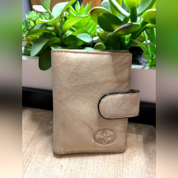 Buxton Handbags - Buxton Bifold Cowhide Leather Exterior Wallet EUC